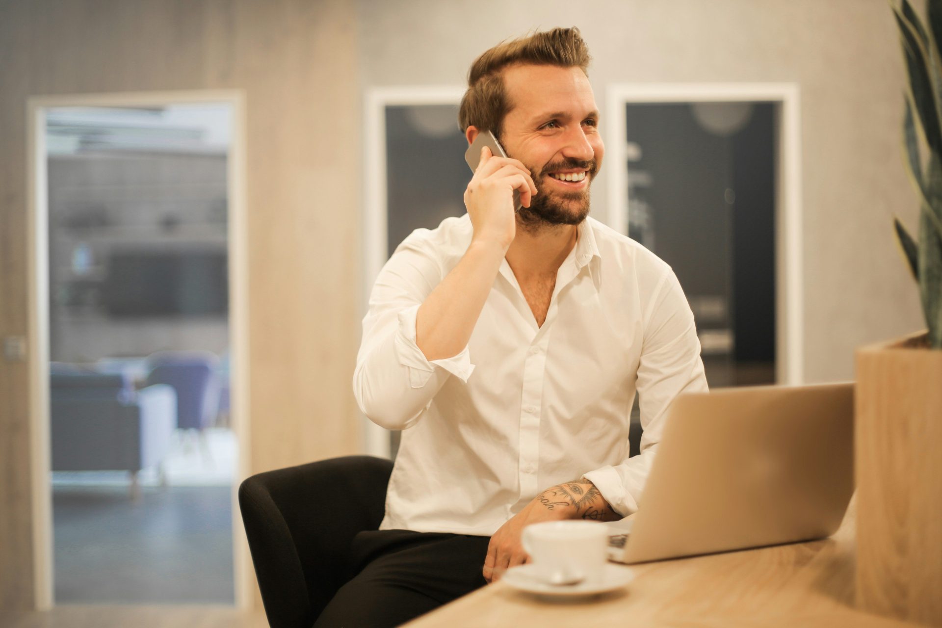 Homme utilisant un smartphone sur une chaise